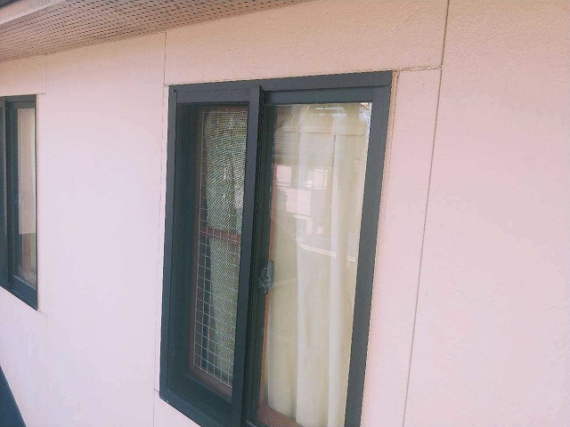 各務原市で換気口やサッシ周りの隙間をシーリング材打ち増しで補修、防水性を高めました